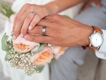 wedding rings on roses